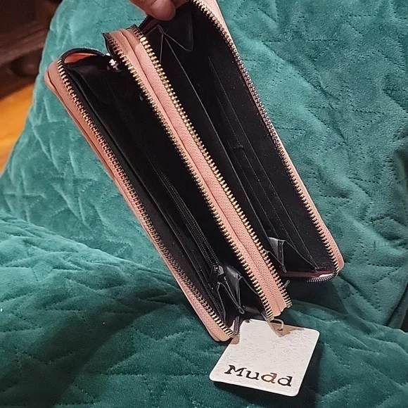 Mudd Mudd...purse👛 very elegant hands with double cream color zipper... - Picture 12 of 12